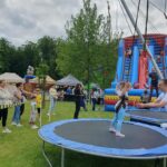 Galeria zdjęć z międzypokoleniowego pikniku rodzinnego „Miasto UśMiechów”, który odbył się 13 czerwca 2026 roku w Parku Miejskim w Miechowie. Fotografie przedstawiają uczestników wydarzenia korzystających z licznych atrakcji przygotowanych dla całych rodzin, w tym występów artystycznych, animacji, warsztatów, konkursów oraz stref aktywności. Na zdjęciach widoczni są mieszkańcy różnych pokoleń, psy biorące udział w konkursie „Najpiękniejszy pies i kot Gminy Miechów”, scena z prowadzeniem wydarzenia oraz ceremonia wręczania nagród. Piknik był okazją do wspólnej zabawy, integracji lokalnej społeczności i promowania aktywnego spędzania czasu w rodzinnej atmosferze.