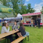 Galeria zdjęć z międzypokoleniowego pikniku rodzinnego „Miasto UśMiechów”, który odbył się 13 czerwca 2026 roku w Parku Miejskim w Miechowie. Fotografie przedstawiają uczestników wydarzenia korzystających z licznych atrakcji przygotowanych dla całych rodzin, w tym występów artystycznych, animacji, warsztatów, konkursów oraz stref aktywności. Na zdjęciach widoczni są mieszkańcy różnych pokoleń, psy biorące udział w konkursie „Najpiękniejszy pies i kot Gminy Miechów”, scena z prowadzeniem wydarzenia oraz ceremonia wręczania nagród. Piknik był okazją do wspólnej zabawy, integracji lokalnej społeczności i promowania aktywnego spędzania czasu w rodzinnej atmosferze.