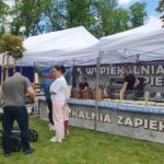 Galeria zdjęć z międzypokoleniowego pikniku rodzinnego „Miasto UśMiechów”, który odbył się 13 czerwca 2026 roku w Parku Miejskim w Miechowie. Fotografie przedstawiają uczestników wydarzenia korzystających z licznych atrakcji przygotowanych dla całych rodzin, w tym występów artystycznych, animacji, warsztatów, konkursów oraz stref aktywności. Na zdjęciach widoczni są mieszkańcy różnych pokoleń, psy biorące udział w konkursie „Najpiękniejszy pies i kot Gminy Miechów”, scena z prowadzeniem wydarzenia oraz ceremonia wręczania nagród. Piknik był okazją do wspólnej zabawy, integracji lokalnej społeczności i promowania aktywnego spędzania czasu w rodzinnej atmosferze.
