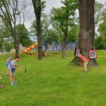 Galeria zdjęć z międzypokoleniowego pikniku rodzinnego „Miasto UśMiechów”, który odbył się 13 czerwca 2026 roku w Parku Miejskim w Miechowie. Fotografie przedstawiają uczestników wydarzenia korzystających z licznych atrakcji przygotowanych dla całych rodzin, w tym występów artystycznych, animacji, warsztatów, konkursów oraz stref aktywności. Na zdjęciach widoczni są mieszkańcy różnych pokoleń, psy biorące udział w konkursie „Najpiękniejszy pies i kot Gminy Miechów”, scena z prowadzeniem wydarzenia oraz ceremonia wręczania nagród. Piknik był okazją do wspólnej zabawy, integracji lokalnej społeczności i promowania aktywnego spędzania czasu w rodzinnej atmosferze.