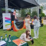 Galeria zdjęć z międzypokoleniowego pikniku rodzinnego „Miasto UśMiechów”, który odbył się 13 czerwca 2026 roku w Parku Miejskim w Miechowie. Fotografie przedstawiają uczestników wydarzenia korzystających z licznych atrakcji przygotowanych dla całych rodzin, w tym występów artystycznych, animacji, warsztatów, konkursów oraz stref aktywności. Na zdjęciach widoczni są mieszkańcy różnych pokoleń, psy biorące udział w konkursie „Najpiękniejszy pies i kot Gminy Miechów”, scena z prowadzeniem wydarzenia oraz ceremonia wręczania nagród. Piknik był okazją do wspólnej zabawy, integracji lokalnej społeczności i promowania aktywnego spędzania czasu w rodzinnej atmosferze.