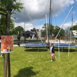 Galeria zdjęć z międzypokoleniowego pikniku rodzinnego „Miasto UśMiechów”, który odbył się 13 czerwca 2026 roku w Parku Miejskim w Miechowie. Fotografie przedstawiają uczestników wydarzenia korzystających z licznych atrakcji przygotowanych dla całych rodzin, w tym występów artystycznych, animacji, warsztatów, konkursów oraz stref aktywności. Na zdjęciach widoczni są mieszkańcy różnych pokoleń, psy biorące udział w konkursie „Najpiękniejszy pies i kot Gminy Miechów”, scena z prowadzeniem wydarzenia oraz ceremonia wręczania nagród. Piknik był okazją do wspólnej zabawy, integracji lokalnej społeczności i promowania aktywnego spędzania czasu w rodzinnej atmosferze.