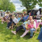 Galeria zdjęć z międzypokoleniowego pikniku rodzinnego „Miasto UśMiechów”, który odbył się 13 czerwca 2026 roku w Parku Miejskim w Miechowie. Fotografie przedstawiają uczestników wydarzenia korzystających z licznych atrakcji przygotowanych dla całych rodzin, w tym występów artystycznych, animacji, warsztatów, konkursów oraz stref aktywności. Na zdjęciach widoczni są mieszkańcy różnych pokoleń, psy biorące udział w konkursie „Najpiękniejszy pies i kot Gminy Miechów”, scena z prowadzeniem wydarzenia oraz ceremonia wręczania nagród. Piknik był okazją do wspólnej zabawy, integracji lokalnej społeczności i promowania aktywnego spędzania czasu w rodzinnej atmosferze.