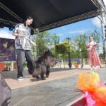 Galeria zdjęć z międzypokoleniowego pikniku rodzinnego „Miasto UśMiechów”, który odbył się 13 czerwca 2026 roku w Parku Miejskim w Miechowie. Fotografie przedstawiają uczestników wydarzenia korzystających z licznych atrakcji przygotowanych dla całych rodzin, w tym występów artystycznych, animacji, warsztatów, konkursów oraz stref aktywności. Na zdjęciach widoczni są mieszkańcy różnych pokoleń, psy biorące udział w konkursie „Najpiękniejszy pies i kot Gminy Miechów”, scena z prowadzeniem wydarzenia oraz ceremonia wręczania nagród. Piknik był okazją do wspólnej zabawy, integracji lokalnej społeczności i promowania aktywnego spędzania czasu w rodzinnej atmosferze.