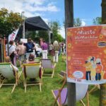 Galeria zdjęć z międzypokoleniowego pikniku rodzinnego „Miasto UśMiechów”, który odbył się 13 czerwca 2026 roku w Parku Miejskim w Miechowie. Fotografie przedstawiają uczestników wydarzenia korzystających z licznych atrakcji przygotowanych dla całych rodzin, w tym występów artystycznych, animacji, warsztatów, konkursów oraz stref aktywności. Na zdjęciach widoczni są mieszkańcy różnych pokoleń, psy biorące udział w konkursie „Najpiękniejszy pies i kot Gminy Miechów”, scena z prowadzeniem wydarzenia oraz ceremonia wręczania nagród. Piknik był okazją do wspólnej zabawy, integracji lokalnej społeczności i promowania aktywnego spędzania czasu w rodzinnej atmosferze.
