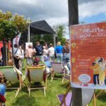 Galeria zdjęć z międzypokoleniowego pikniku rodzinnego „Miasto UśMiechów”, który odbył się 13 czerwca 2026 roku w Parku Miejskim w Miechowie. Fotografie przedstawiają uczestników wydarzenia korzystających z licznych atrakcji przygotowanych dla całych rodzin, w tym występów artystycznych, animacji, warsztatów, konkursów oraz stref aktywności. Na zdjęciach widoczni są mieszkańcy różnych pokoleń, psy biorące udział w konkursie „Najpiękniejszy pies i kot Gminy Miechów”, scena z prowadzeniem wydarzenia oraz ceremonia wręczania nagród. Piknik był okazją do wspólnej zabawy, integracji lokalnej społeczności i promowania aktywnego spędzania czasu w rodzinnej atmosferze.